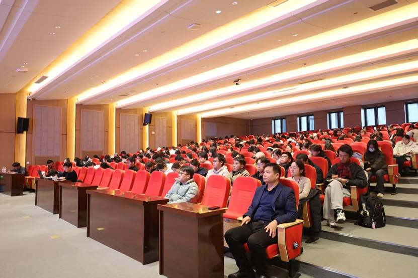 人们在房间里 AI 生成的内容可能不正确。