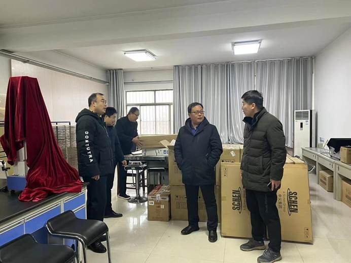 人们站在房间里 描述已自动生成