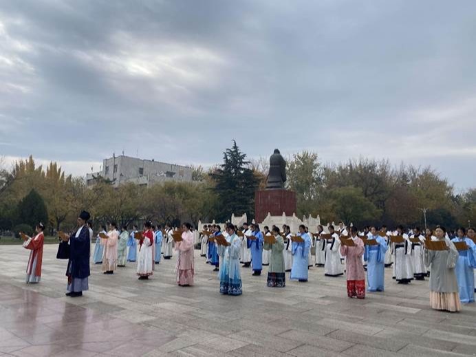 一群人站在广场上 描述已自动生成